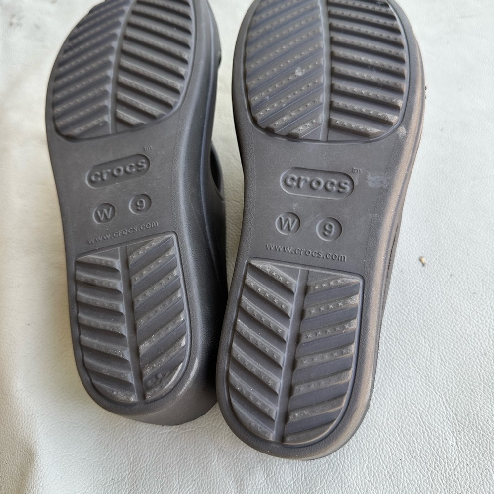 Crocs Sandals Size 9 - Picture 3 of 3